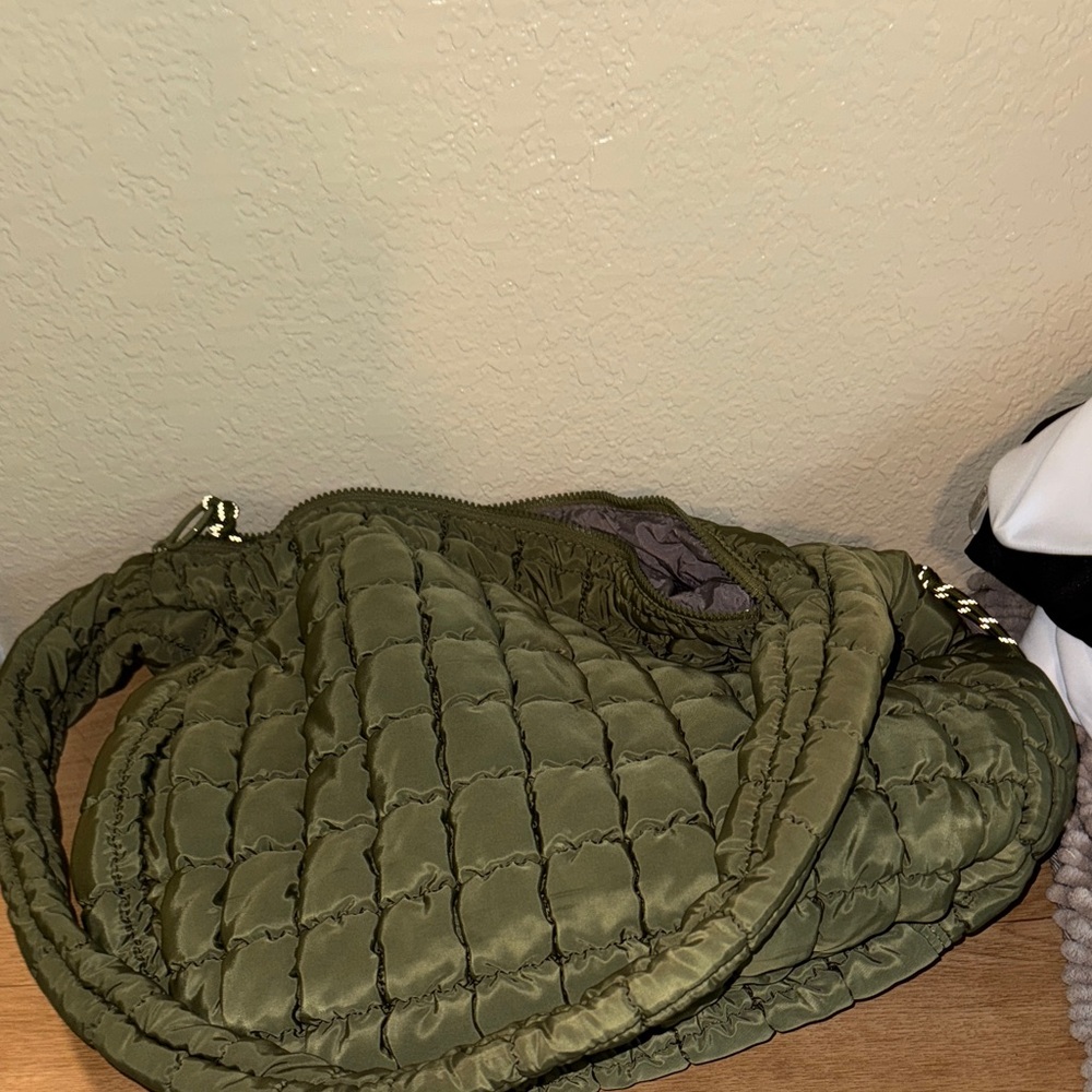 Urban Expressions Green Quilted Shoulder Bag - Picture 4 of 4